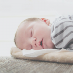 junia pharma - metodi per far addormentare un neonato - bambino di 3 mesi che dorme a pancia in giù
