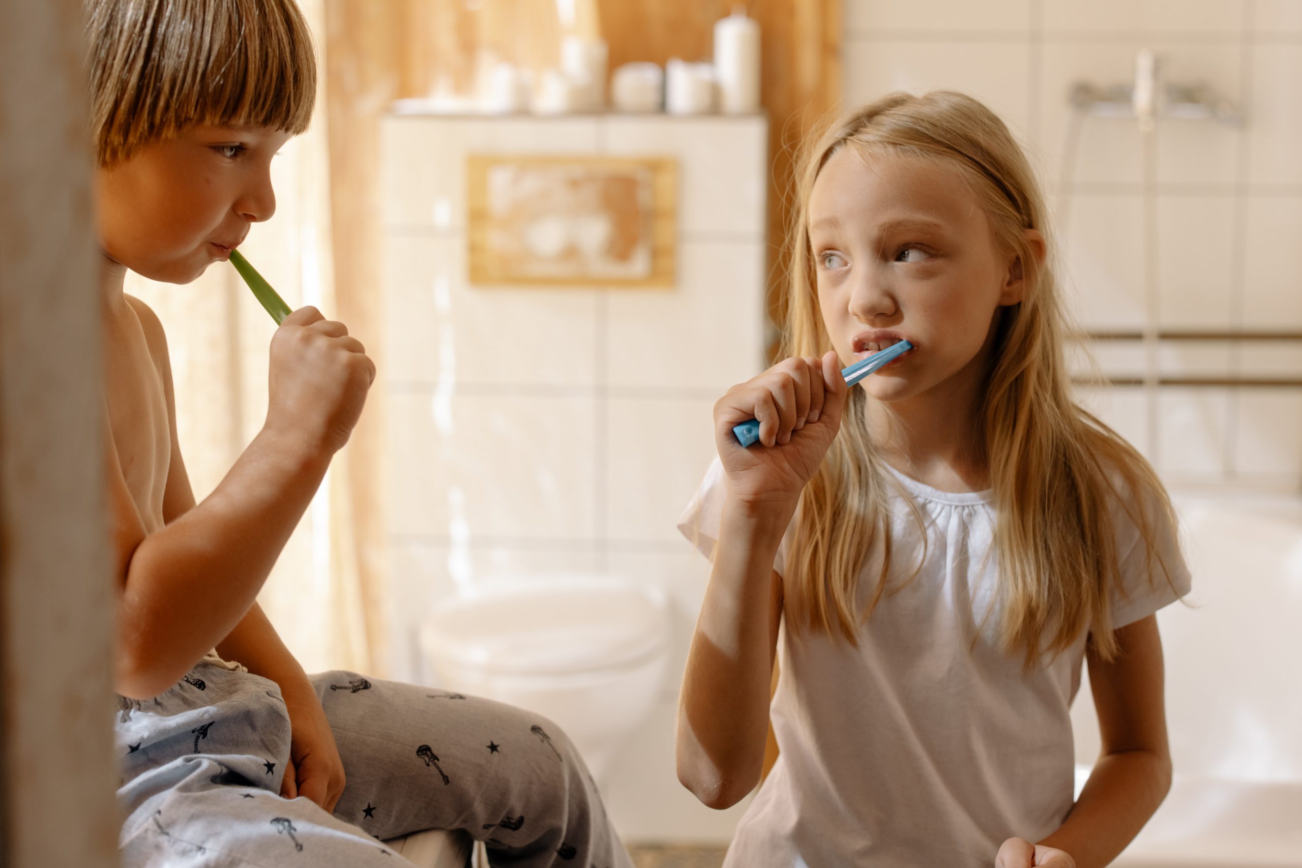 denti bambini - bambino e bambina che lavano i denti